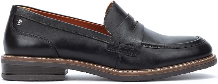Mocassins Pikolinos pour femme en cuir, vue de face sur un sol neutre