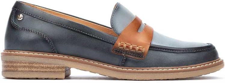 Mocassins Pikolinos femme en cuir sur fond neutre