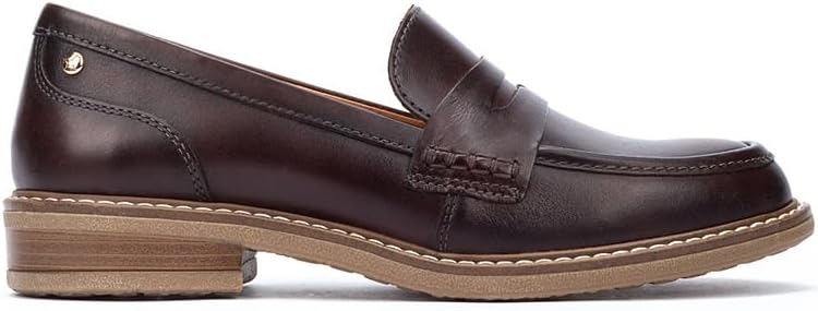 Mocassins Pikolinos femme en cuir, vue de face sur fond neutre