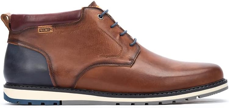 Bottines Pikolinos pour homme en cuir, vue de face sur un sol urbain