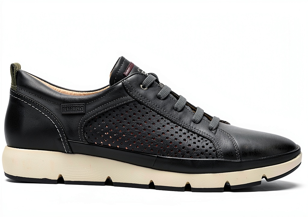 Baskets Pikolinos Fuencarral en cuir sur un fond neutre
