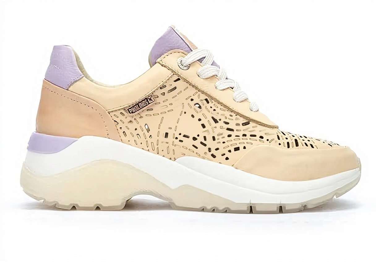 Baskets Pikolinos W9Q-6514C1 en coloris crème portées avec une tenue décontractée